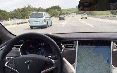 Musk's bets on Tesla: no human drivers this year, robots next