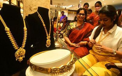 10 held for theft at jewellery store in Mumbai