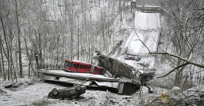 Human chain formed to help victims after Pittsburgh bridge collapse