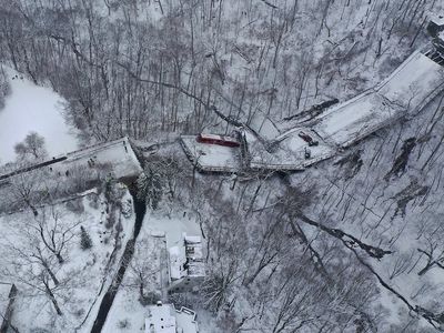 Pittsburgh bridge collapse: First responders form human chain to rescue people