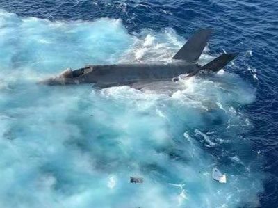 Dramatic images and video show Navy stealth fighter jet crashing into ocean