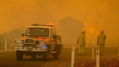 Perth bushfire downgraded after threatening lives and homes at Bullsbrook in city's north-east
