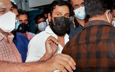 Phones of Dileep, two others must be handed over to Registrar General of Kerala HC