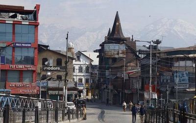 Kashmir traders warn of adverse impact of lockdown, seek stimulus