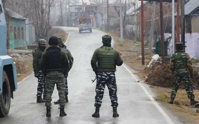 Two militant groups trapped in Pulwama, Budgam