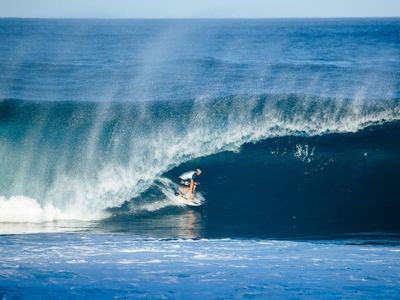Jack Robinson downs Slater at Pipeline