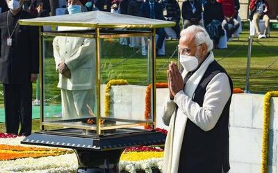 President, PM Modi pay floral tributes to Mahatma Gandhi at Rajghat