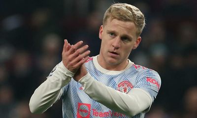 Manchester United’s Donny van de Beek chooses Everton loan deal over Palace