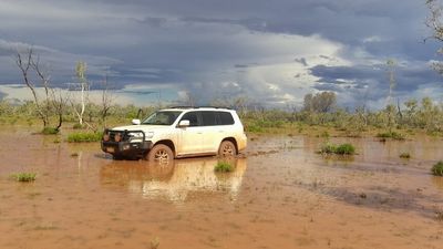 Utopia region in remote NT battles COVID-19 amid floods, no phone service