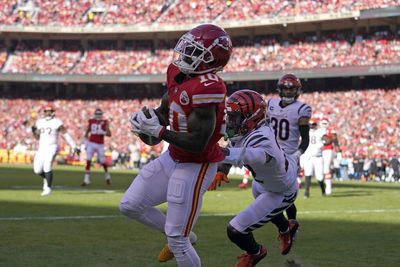 Tyreek Hill makes spectacular catch for Chiefs TD
