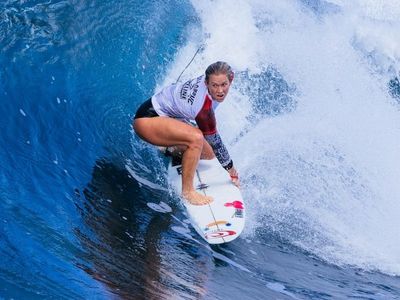 One-armed Hamilton through at WSL Pipeline