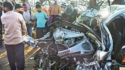 Five die as SUV jumps over median on Pune-Mumbai highway, hits truck near Lonavla