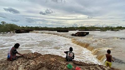 Remote Queensland communities cut off after rivers flood in Gulf of Carpentaria