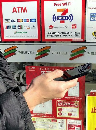 Smartphone rentals help disadvantaged in Japan secure places to live and work