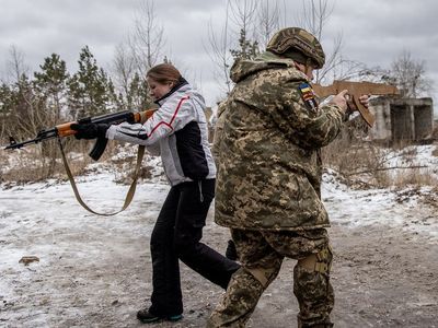 Ukraine news – live: Kiev says army is ready to take on Russia as US prepares sanctions