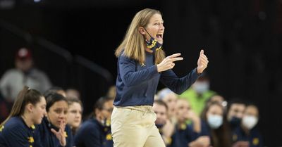 South Carolina, Stanford remain at top of AP women’s Top 25