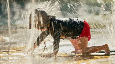 South-east Queensland to swelter in 'severe heatwave' driven by 90pc humidity, BOM says