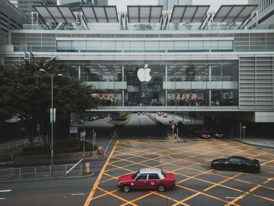 Apple Shares Are Gaining Steam: Will Momentum Continue Or Should Investors Cash Out Here?