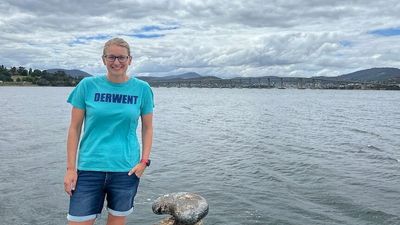 Riverina woman's long distance Derwent River swim for mental health