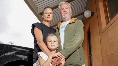 Outback flooding splitting up families, with at least 12 more days until Stuart Highway reopens