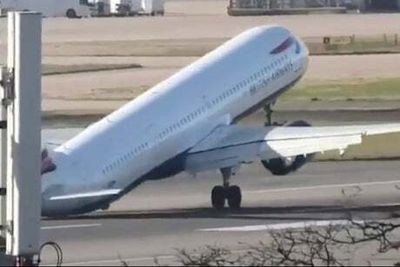 BA plane forced to abandon Heathrow landing after it’s battered by storm Corrie winds
