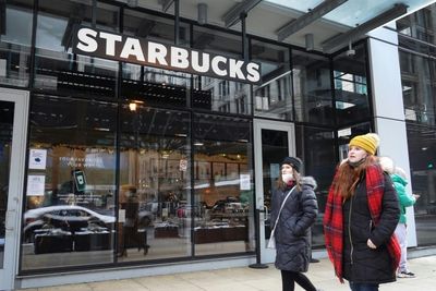 Starbucks reports higher profits, but Omicron adds costs