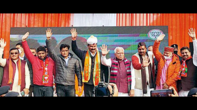 HP CM campaigns for BJP in Doon, Hry CM in Haldwani