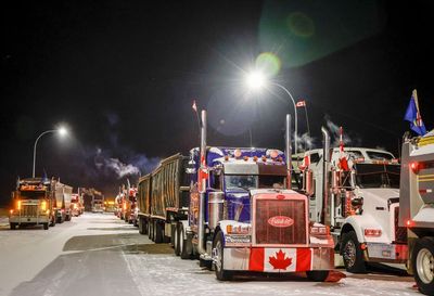 Freedom Convoy: Police move in as public turns on truckers blocking highway to US