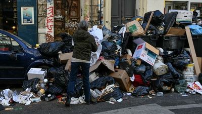 Marseille rallies truckers to clean up street rubbish as collectors' strike continues