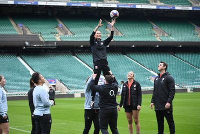 Kate cheered by England’s rugby players after starring role in lineout lift