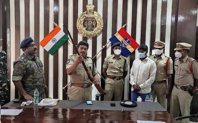 Maoist dalam member from Chhattisgarh surrenders in Mulugu