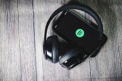 Spotify: How to quit controversy-hit streaming service