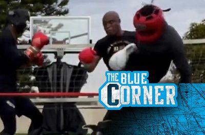 Anderson Silva is looking smooth in this 2-on-1 sparring video