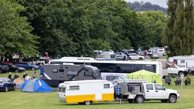 Police urge Canberrans to avoid Parliamentary Triangle as mandatory vaccination protests continue