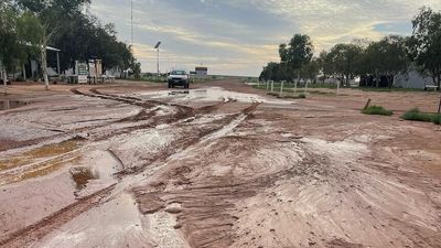 Floodwater receding in SA outback but no date set for Stuart Highway to reopen