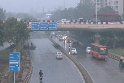 Delhi's air quality remains in very poor category despite light rain