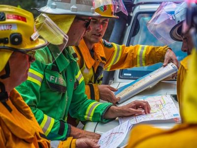 Dangerous bushfire in Perth's south