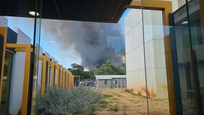 Emergency warning downgraded as threat eases for bushfire in Rockingham, south of Perth