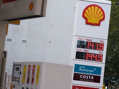 Shell to hand £6bn to shareholders as oil and gas prices soar