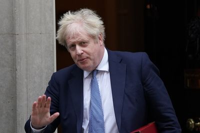 Government faces paralysis if Johnson clings on in No 10, warns ex-minister