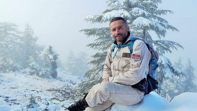 AppleSnack: Kindhearted Mountain Man Ties Fruit To Winter Trees So Birds Don’t Starve