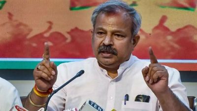 Will seal liquor vends near residences, schools if AAP govt doesn't shut them in 48 hours: Delhi BJP
