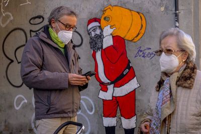 Spain to drop masks outdoors as omicron surge decelerates