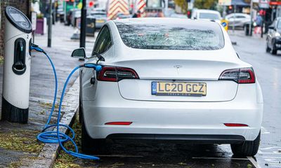 Electric vehicles bring down CO2 emissions of new cars in UK to lowest level ever