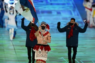 American Samoa Olympian goes topless at freezing Beijing opening