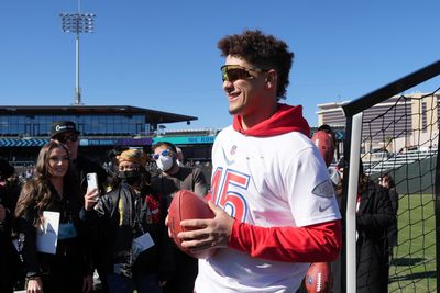 Chiefs’ Patrick Mahomes, Travis Kelce stayed late to sign autographs after Pro Bowl practice