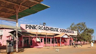 Oodnadatta pub owner feeds 130 people in ‘forgotten’ flood-affected SA outback town
