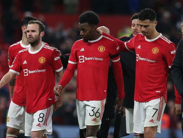 Manchester United knocked out of FA Cup by Middlesbrough after Anthony Elanga misses penalty in shoot-out