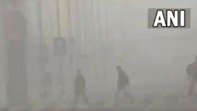 Dense fog engulfs Delhi, reduces visibility