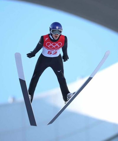 Kobayashi, 3 other Japanese ski jumpers advance to finals